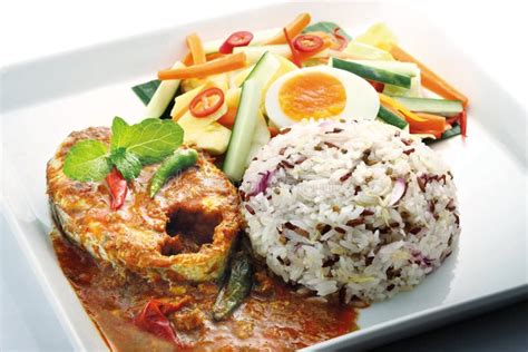  Nasi Dagang - A Symphony of Spicy Aromatic Coconut Rice and Savory Fish Curry!