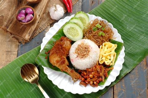  Nasi Uduk! A Symphony of Coconut-Infused Rice and Aromatic Spice Blends