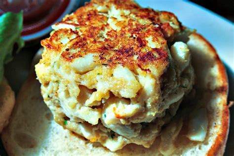  Baltimore Crab Cakes - Hazırlanmış Deniz Ürünleri Şöleniyle Lezzetli ve Baharatlı Bir Yolculuk!