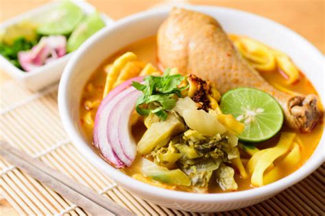  Khao Soi Tavuk: Baharatlı ve Kremalı Bir Tayland Buluşması!