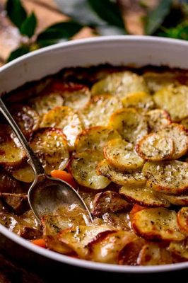  Lancashire Hotpot: Tatlı ve Ekşi Bir Sosun İçiçe Karıştığı Lezzetli Bir Kıymalı Güveç!